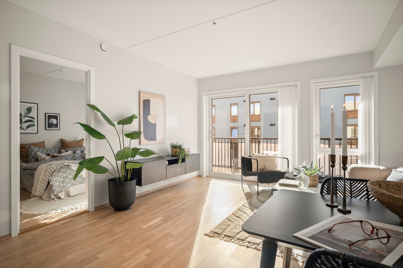 Velkommen inn i en lys og tiltalende stue med pene overflater på vegger og gulv. Galleribilde