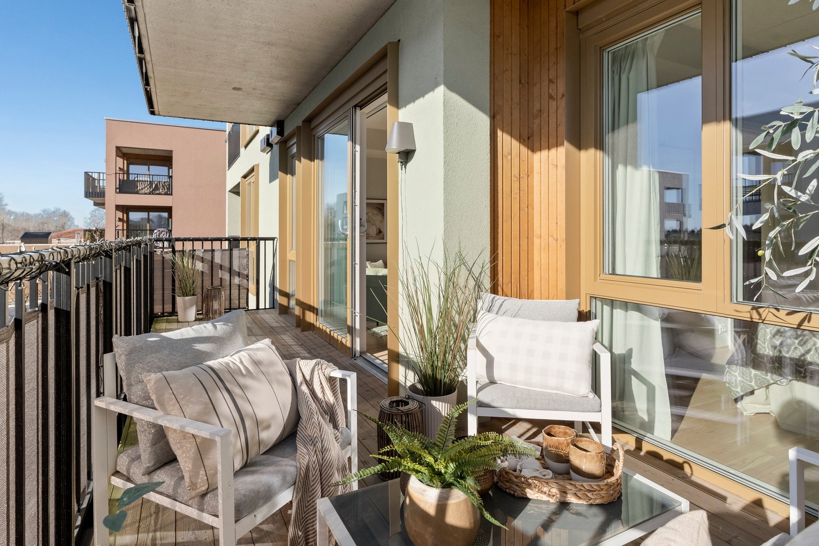 Sydvestvendt balkong på 13 kvm med utførelse i stål og betong. Galleribilde