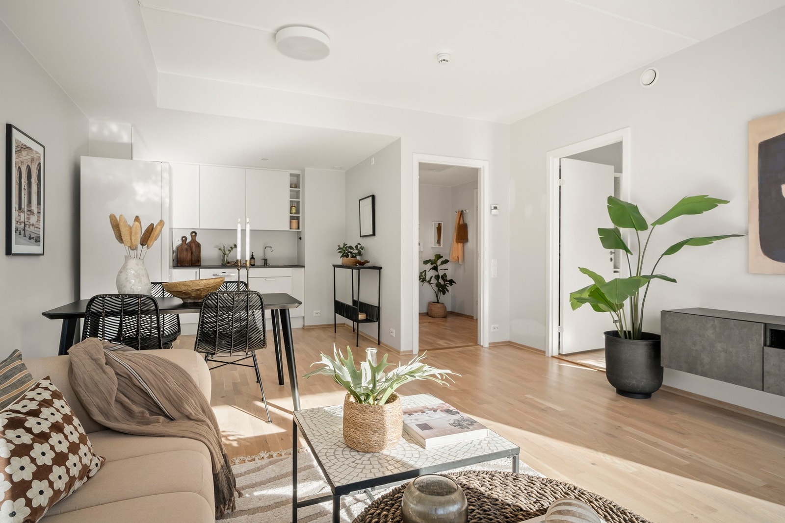 Det er en åpen kjøkkenløsning som gjør boligen perfekt for sosiale sammenkomster. Galleribilde