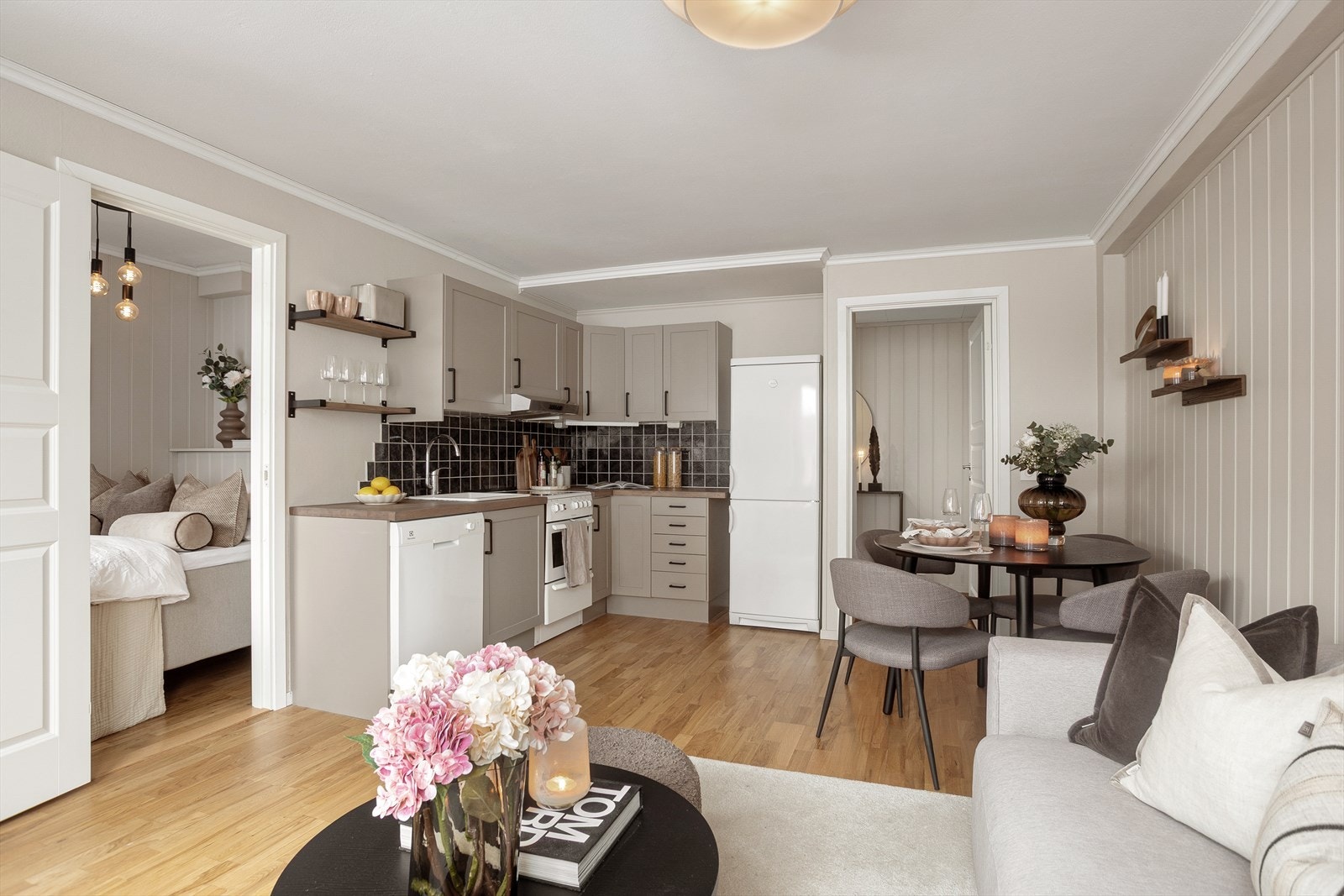 Stue og kjøkken i en praktisk åpen løsning Galleribilde