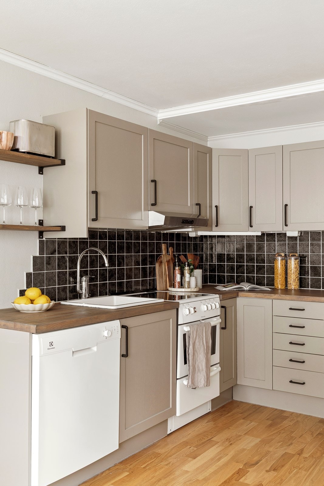 Kjøkkenet er utstyrt med hvitevarer som komfyr, kjøl/fryseskap og oppvaskmaskin Galleribilde