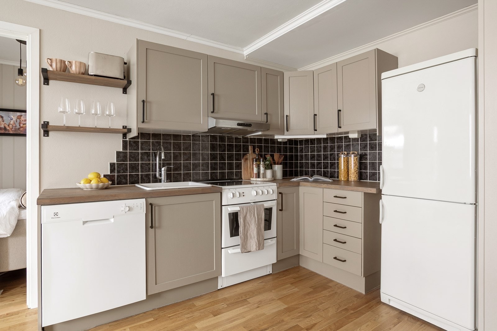 Pent kjøkken med innredning fra Ikea Galleribilde