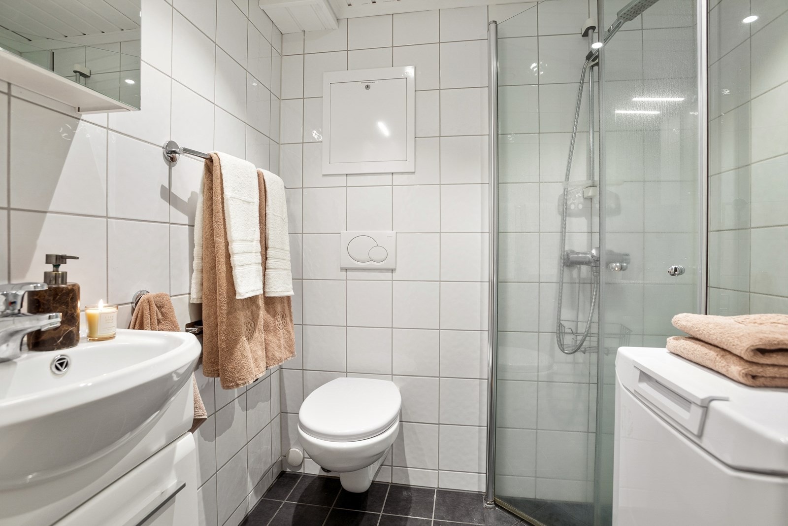 Pent flislagt bad fra 2010 med behagelige varmekabler i gulv Galleribilde