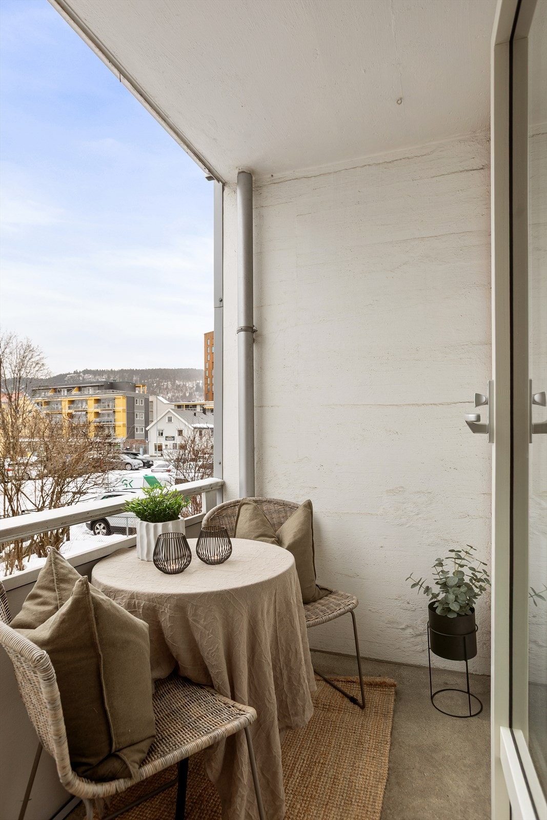 Utgang til balkong fra stuen med plass til møblering Galleribilde