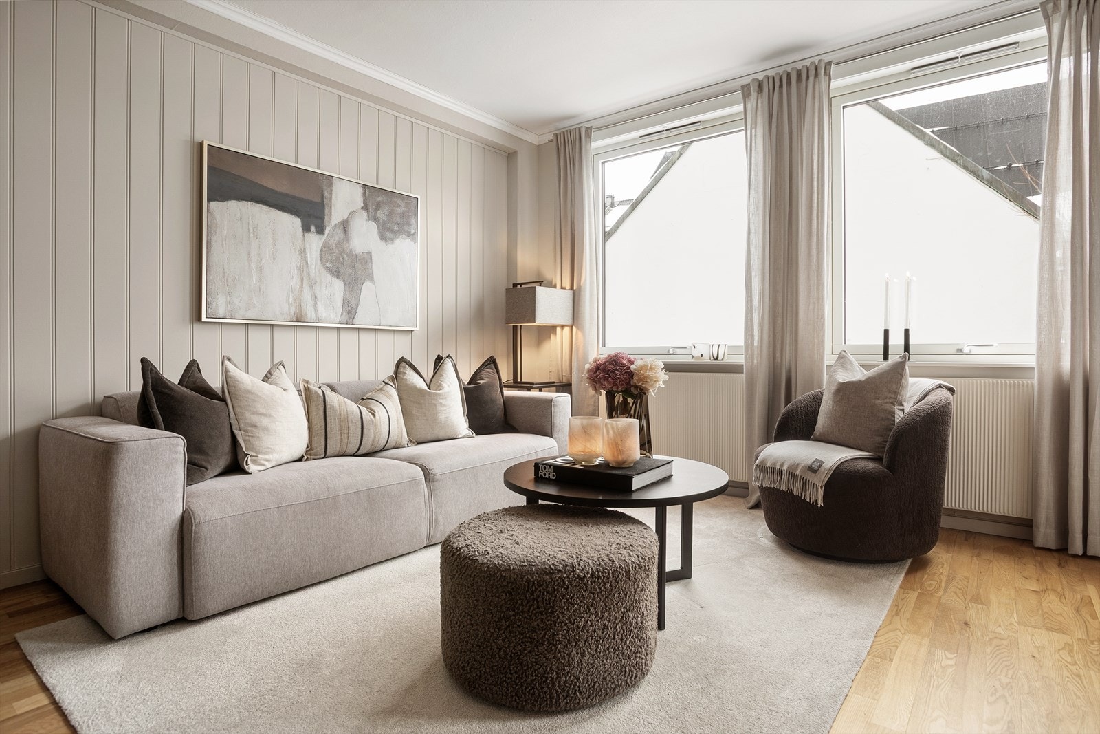 Naturlig plass for sofagruppe med tilhørende tv-møblement Galleribilde