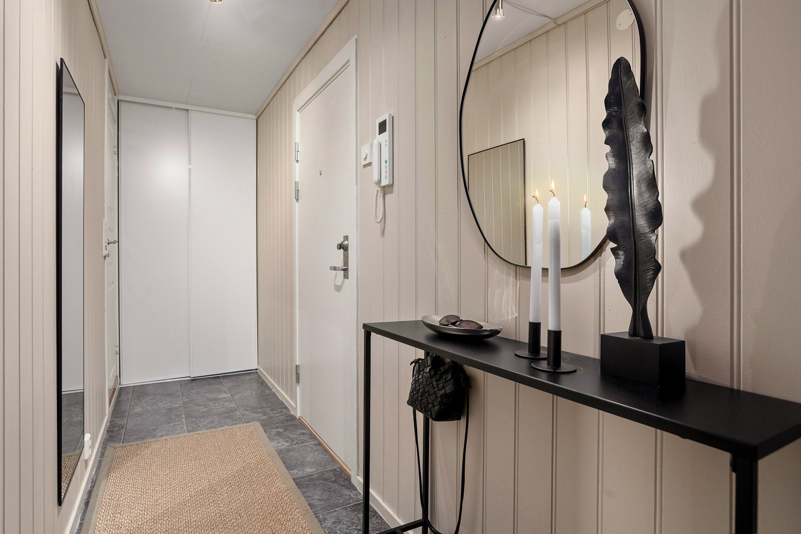 Velkommen inn! Entré med praktisk skyvedørsgarderobe Galleribilde