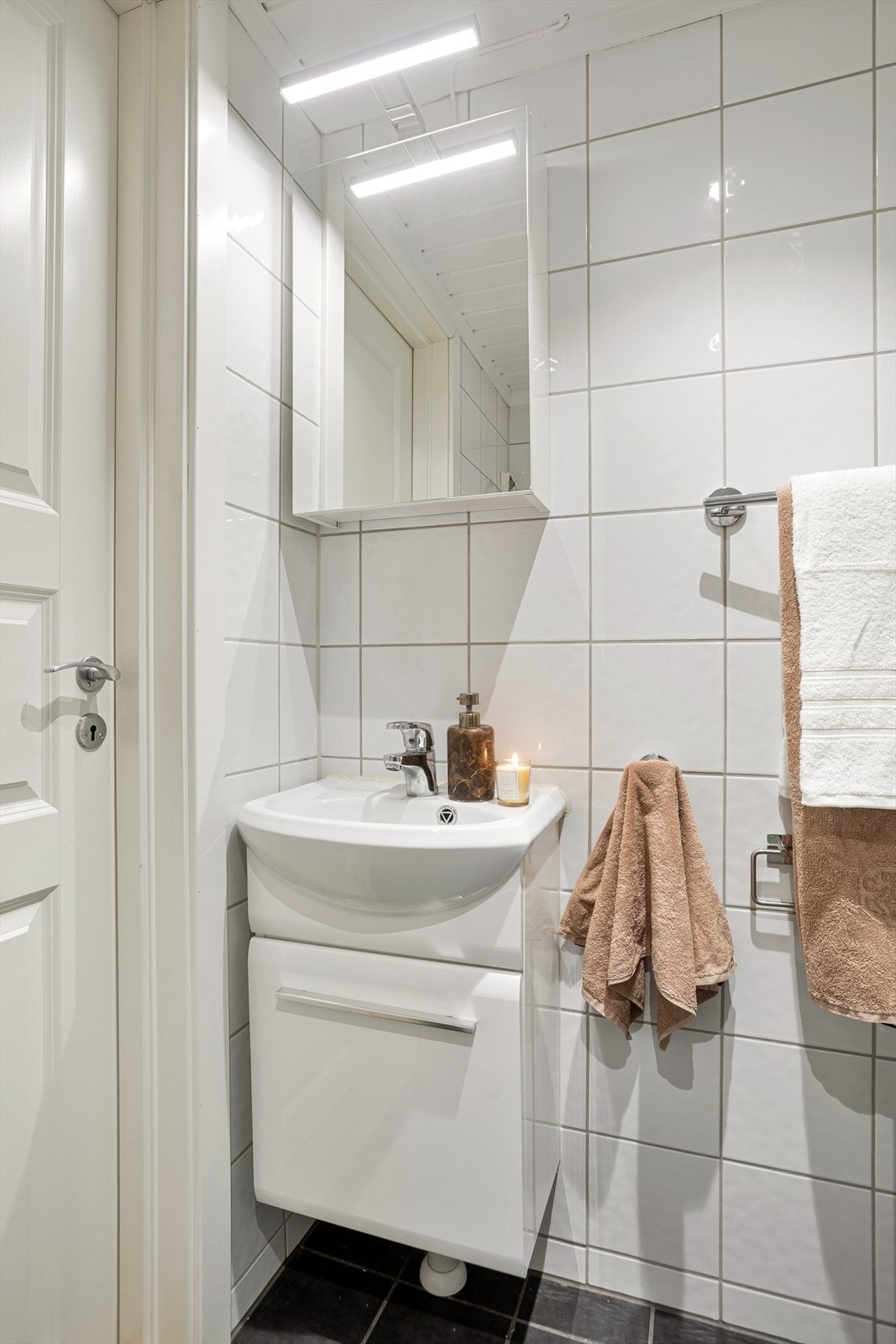 Montert spotter i tak og byttet lysrør i 2025 Galleribilde