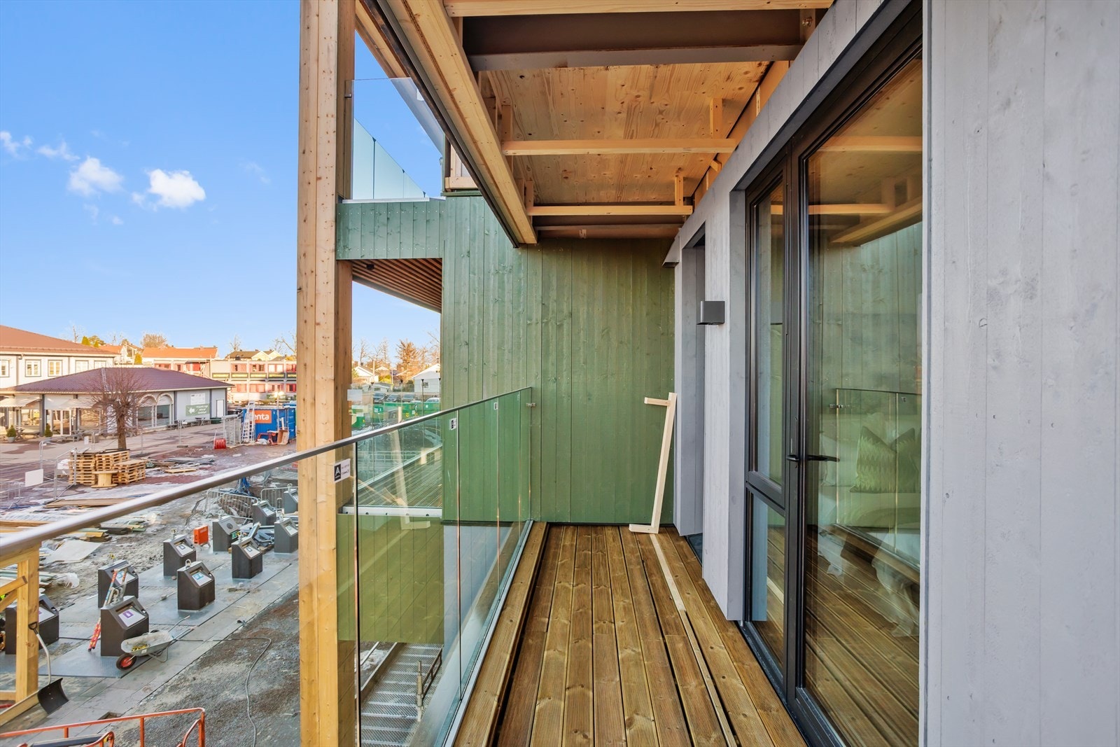 Nordøstvendt balkong med utgang fra hovedsoverom. Her er det noe klednings arbeide som gjenstår. Det er klart innen overtakelse. Galleribilde