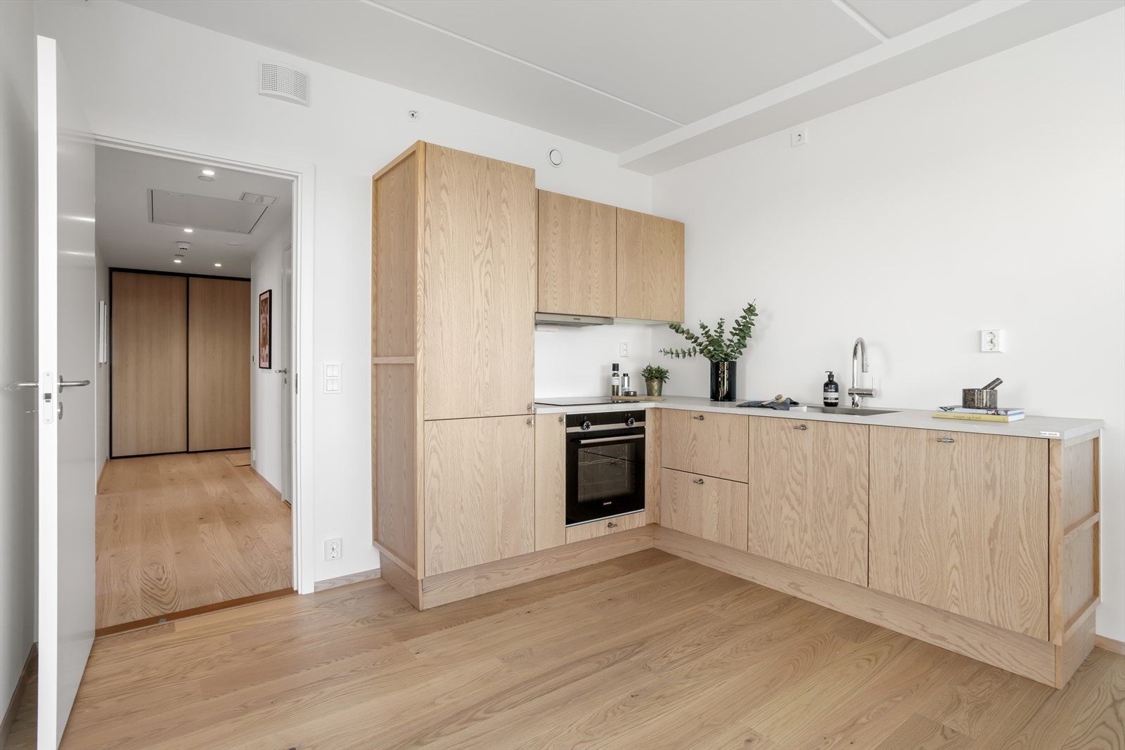 Smakfullt kjøkken fra Svane med integrerte hvitevarer. Galleribilde