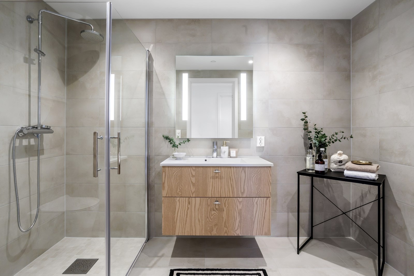 Lekkert bad med opplegg til vaskemaskin. Galleribilde