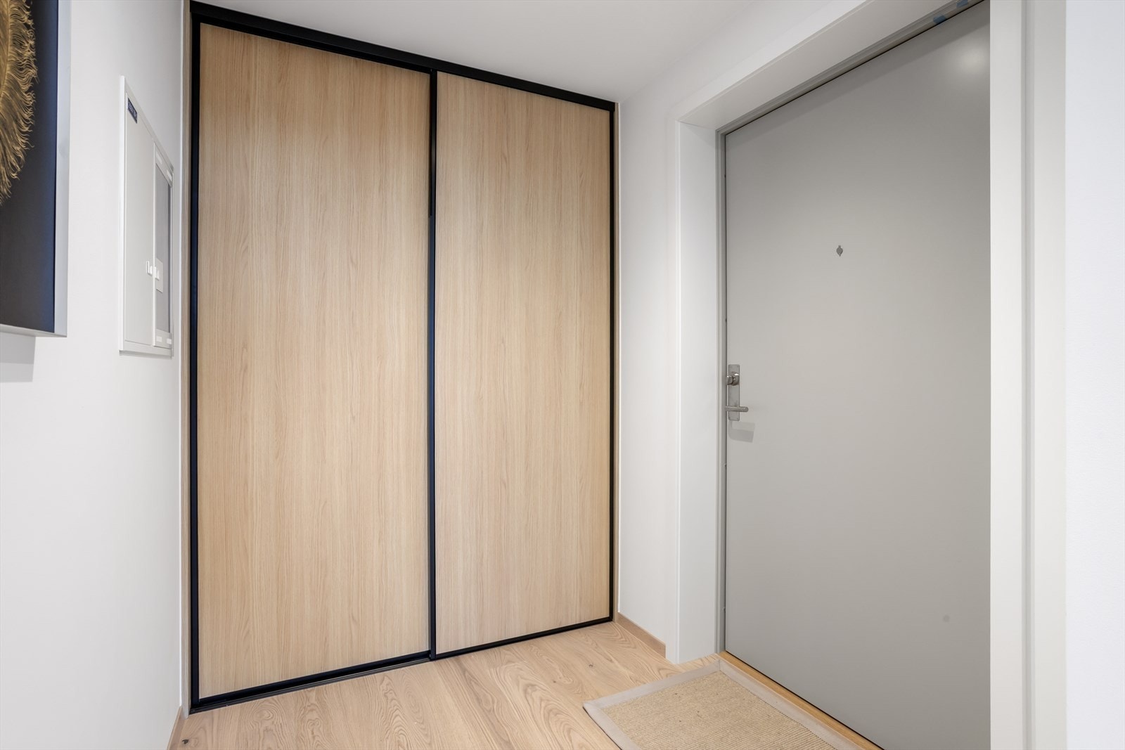 Gang med skyvedørsgarderobe. Galleribilde