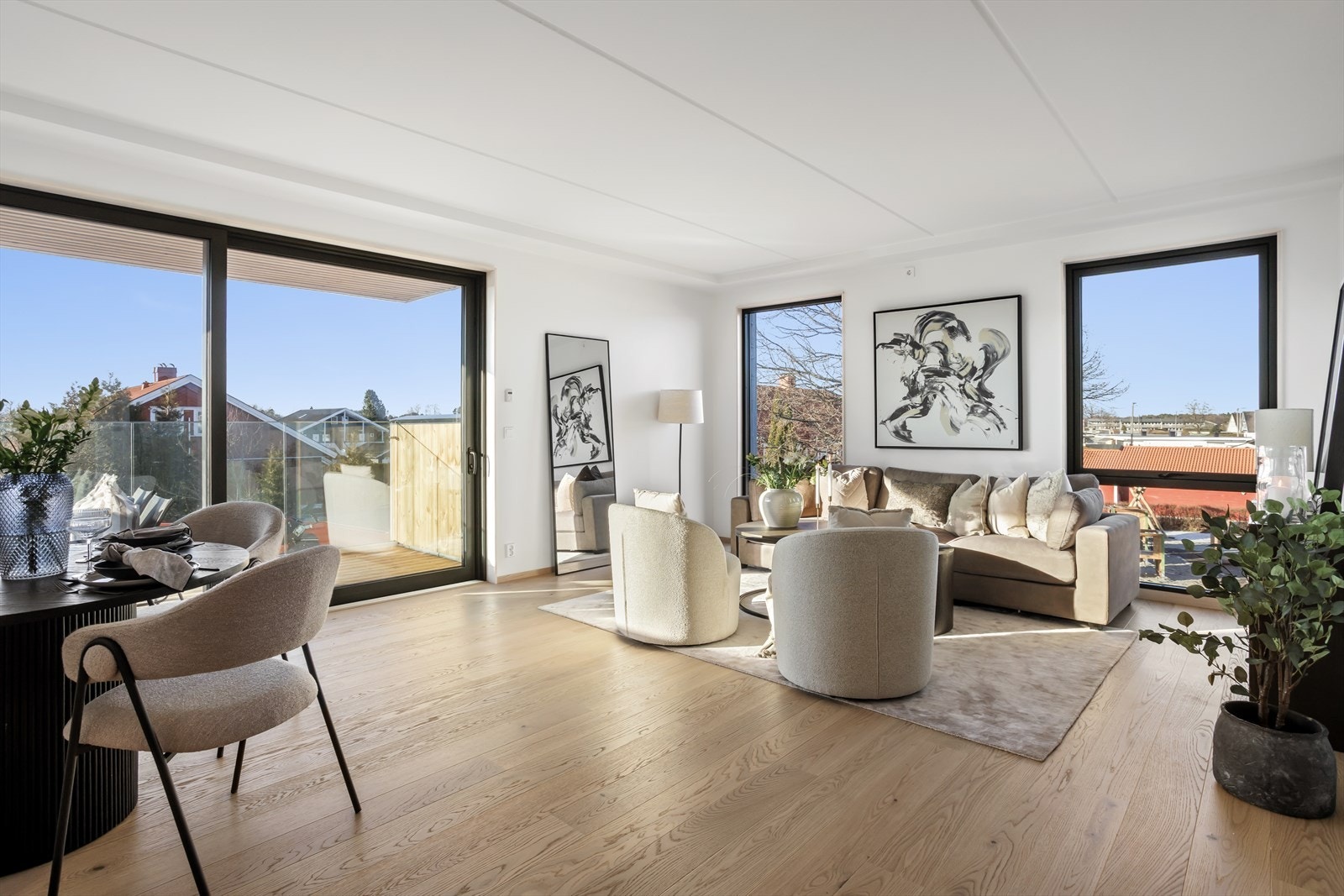 Lys og innbydende stue med skyvedør ut til vestvendt balkong. Galleribilde