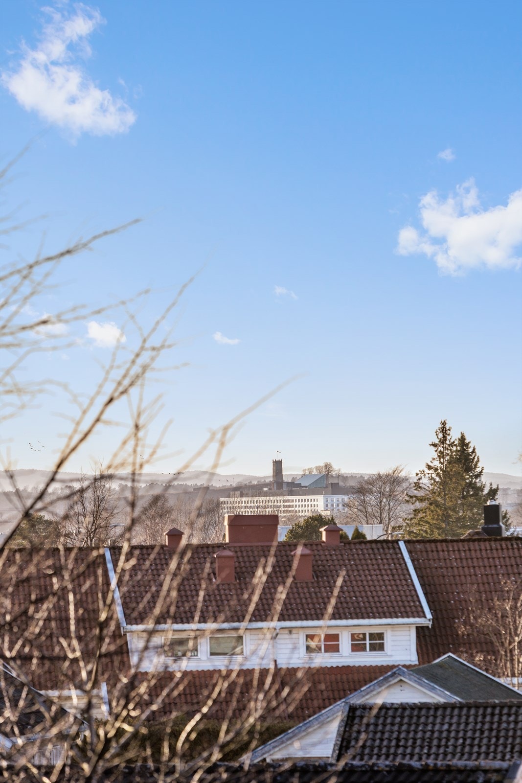 Fra balkongen skimter man Slottsfjellet i det fjerne. Galleribilde