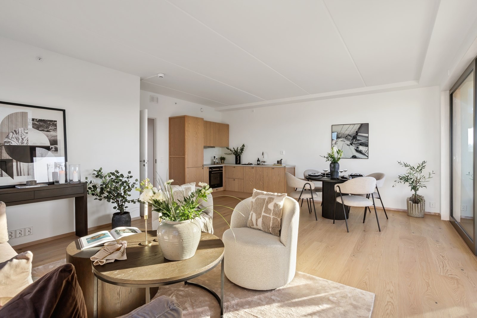 Lys og innbydende stue med skyvedør ut til vestvendt balkong. Åpen kjøkkenløsning Fra Svane med hvitevarer. Galleribilde