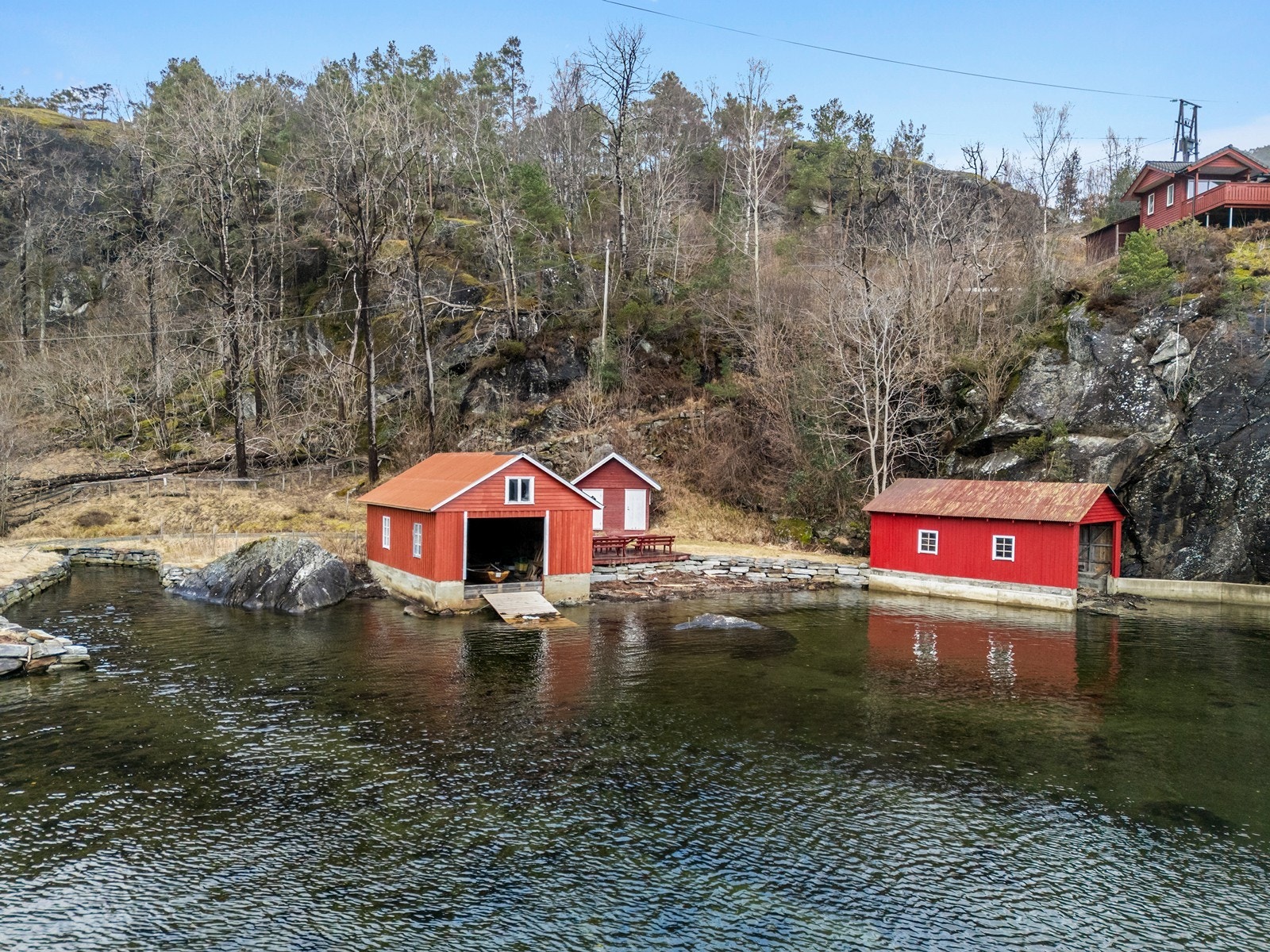Naustet er oppført med ringmur i betong, samt vegger og takkonstruksjon i tre. Galleribilde