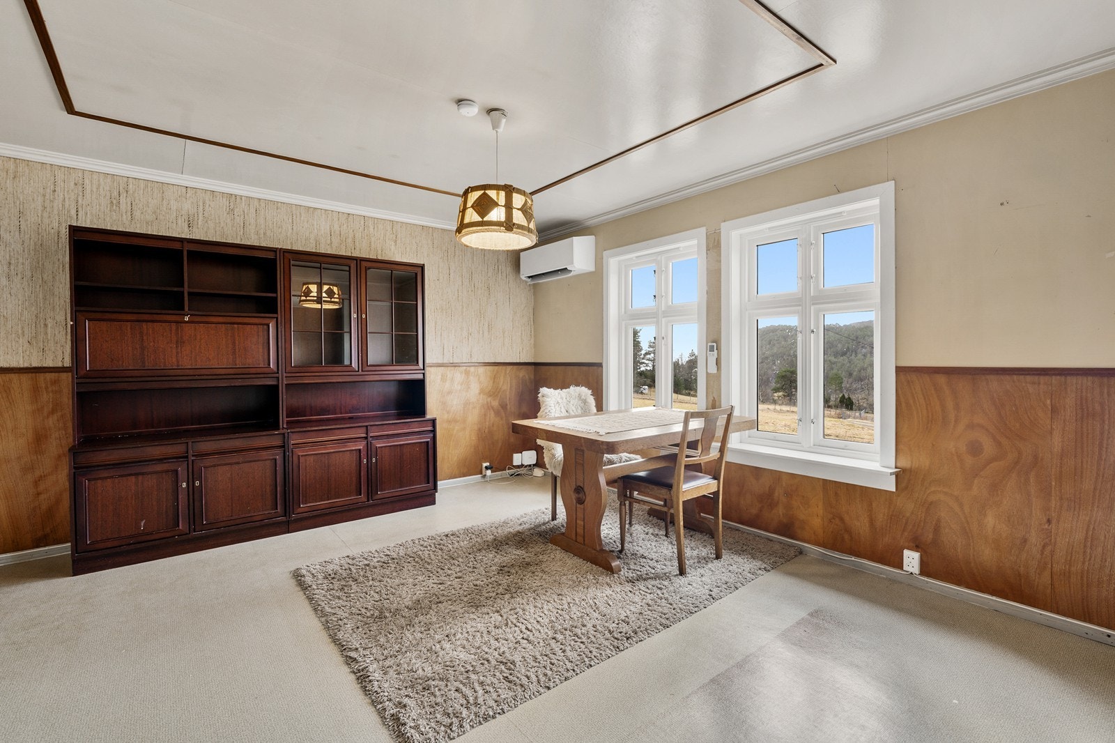 Rommet har godt lysinnslipp fra flere vinduer. Galleribilde