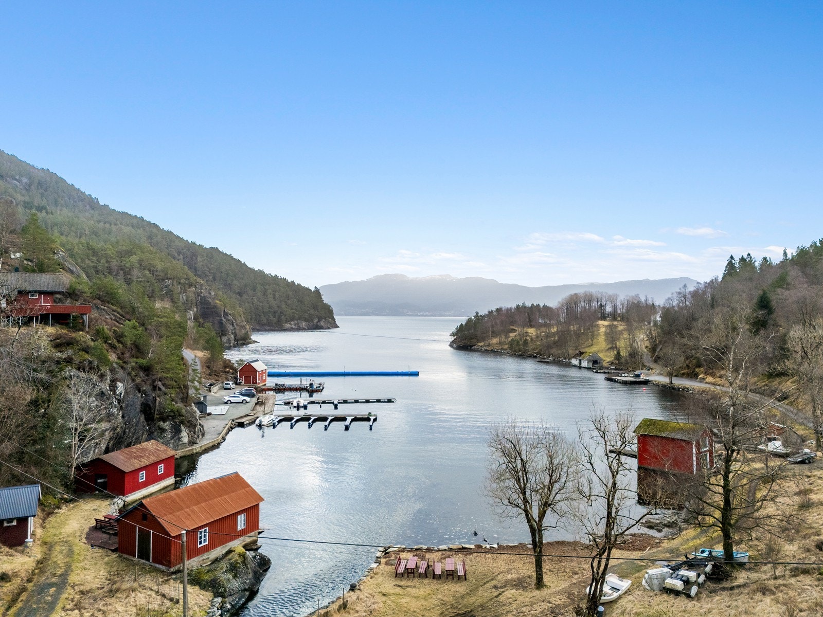 I tillegg medfølger et idyllisk naust beliggende helt i sjøkanten, registrert på eget gårds- og bruksnummer. Galleribilde