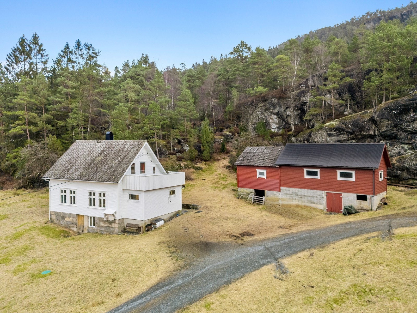 Et koselig og sjarmerende småbruk beliggende på en rolig og solrik eiendom i landlige omgivelser. Galleribilde