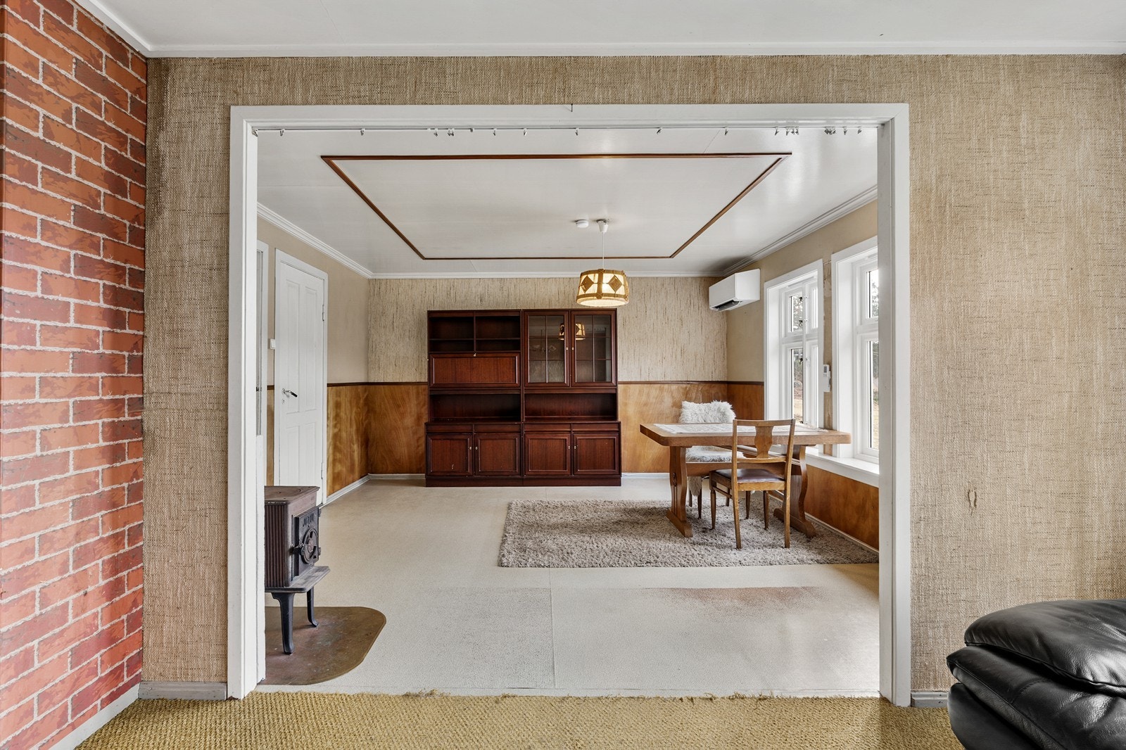 I rommet er det både vedovn og varmepumpe fra 2025 som gir god varme. Galleribilde