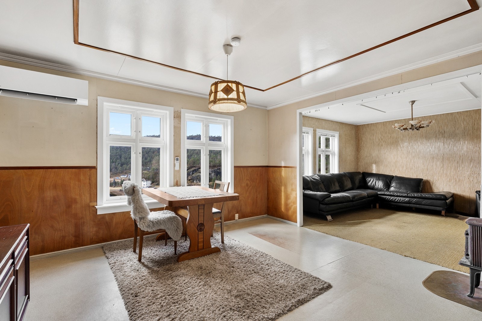 Den romslige stuen gir god plass for innredning i ulike sosiale soner. Galleribilde