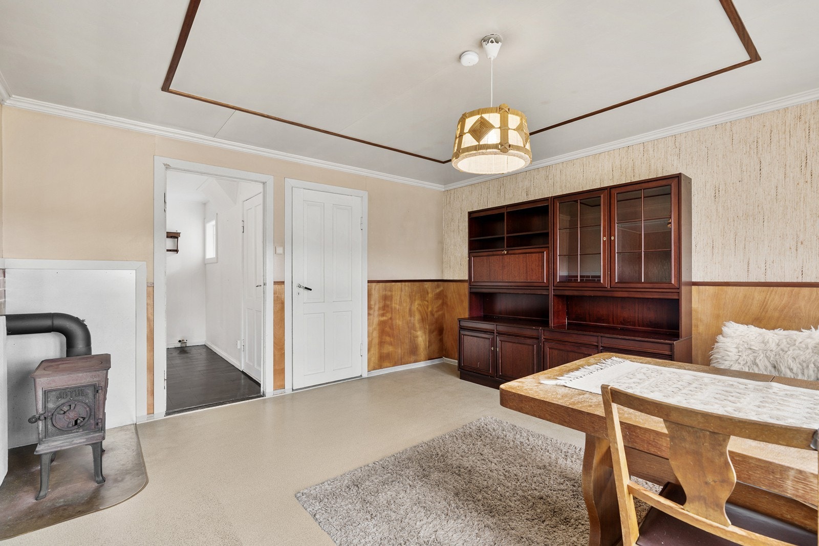 Fra spisestuen er det dør til kjøkken, og fra stuen er det dør til grovkjøkken. Galleribilde