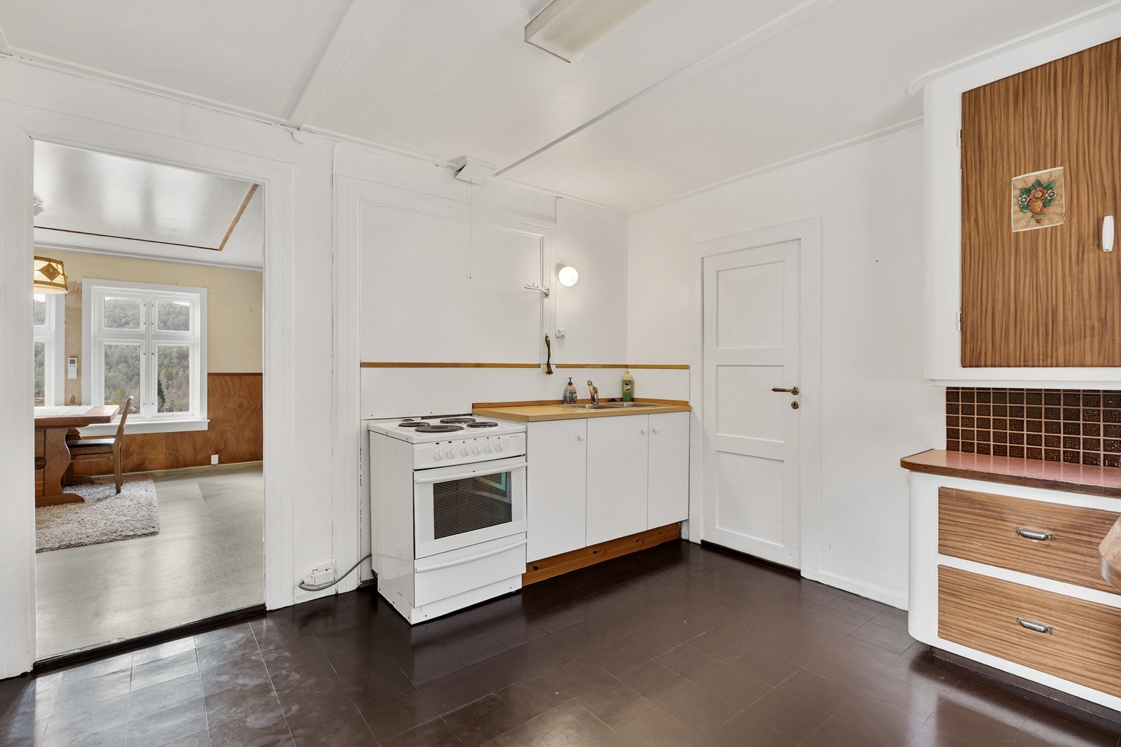 Fra kjøkkenet er det dør til et praktisk grovkjøkken. Galleribilde