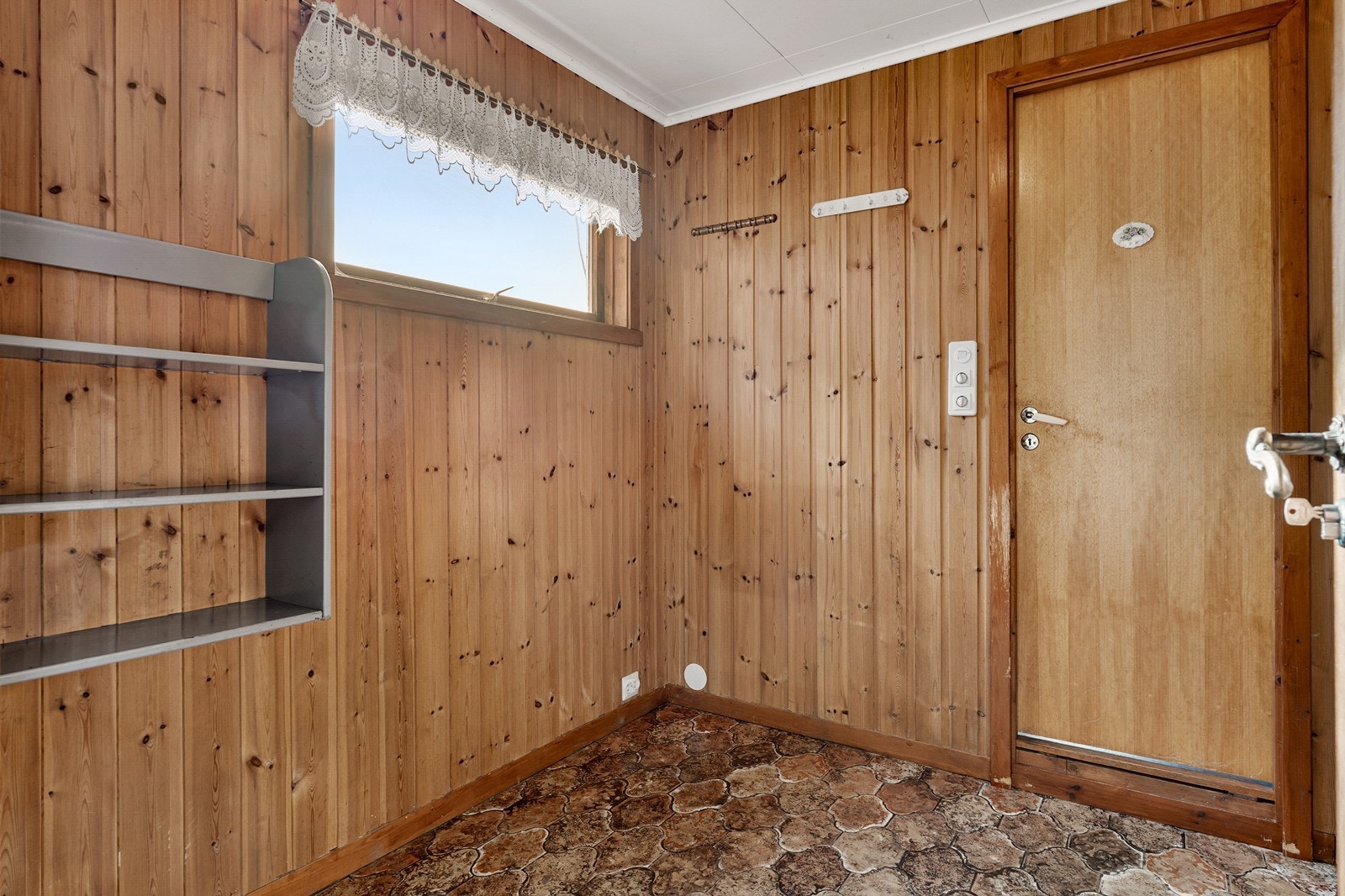 Det er god plass i entréen til å henge fra seg yttertøy og plassere sko. Herfra har man også tilkomst til bad og gang. Galleribilde