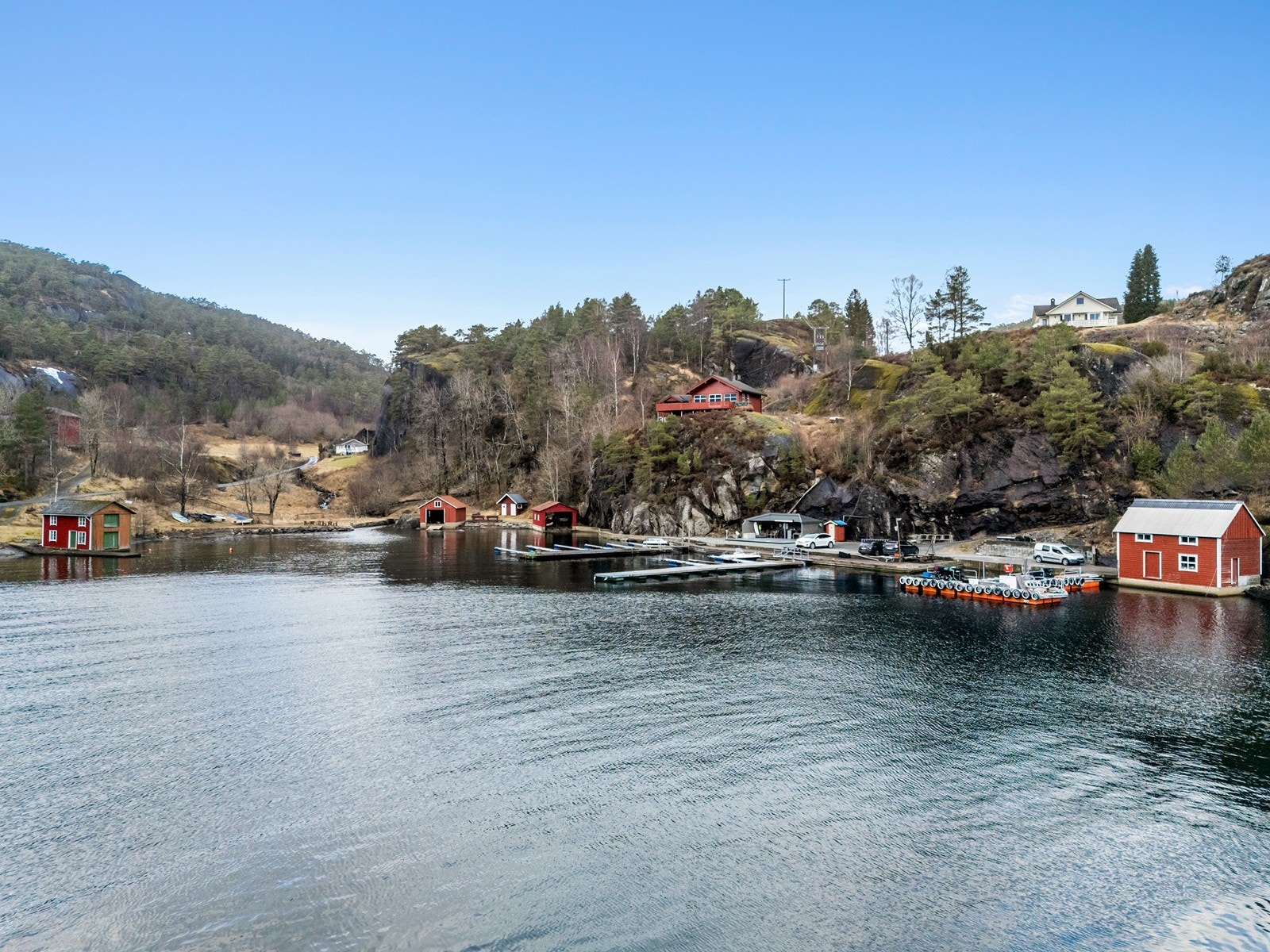 Naustet ligger idyllisk til Galleribilde