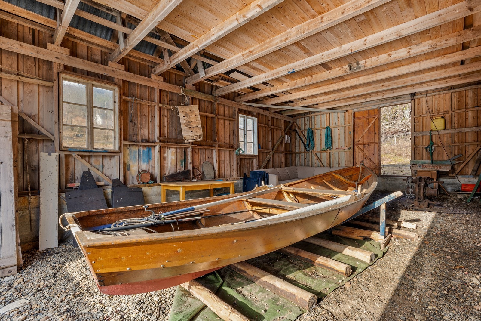 Naustet byr på god lagringsplass for båt og utstyr, og gir også enkel tilgang til sjøen Galleribilde