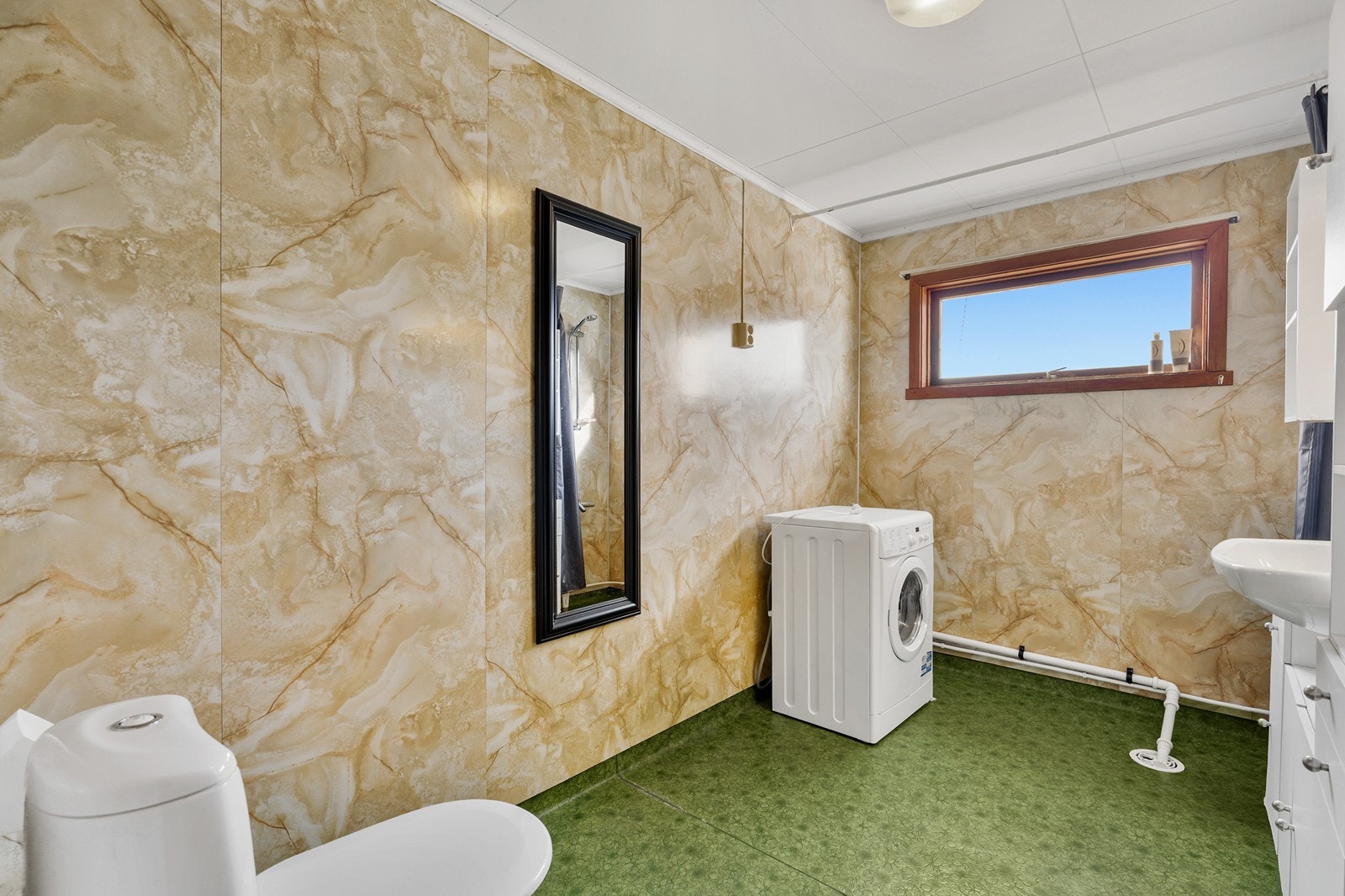 Rommet er innredet med toalett (byttet i 2017), dusjhjørne, baderomsinnredning med servant og opplegg for vaskemaskin. Galleribilde