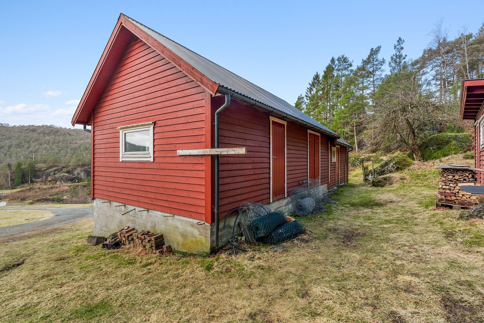 Løe/redskapsbod med gode lagringsmuligheter. Galleribilde