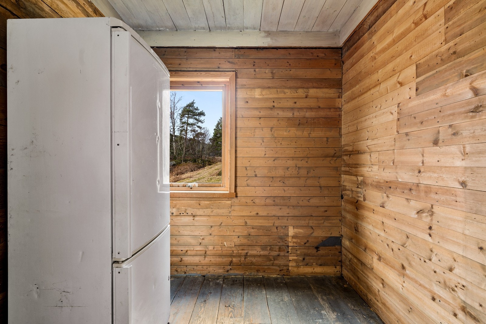 Grovkjøkken - et praktisk rom med plass til kjøleskap/fryser eller annen oppbevaring Galleribilde