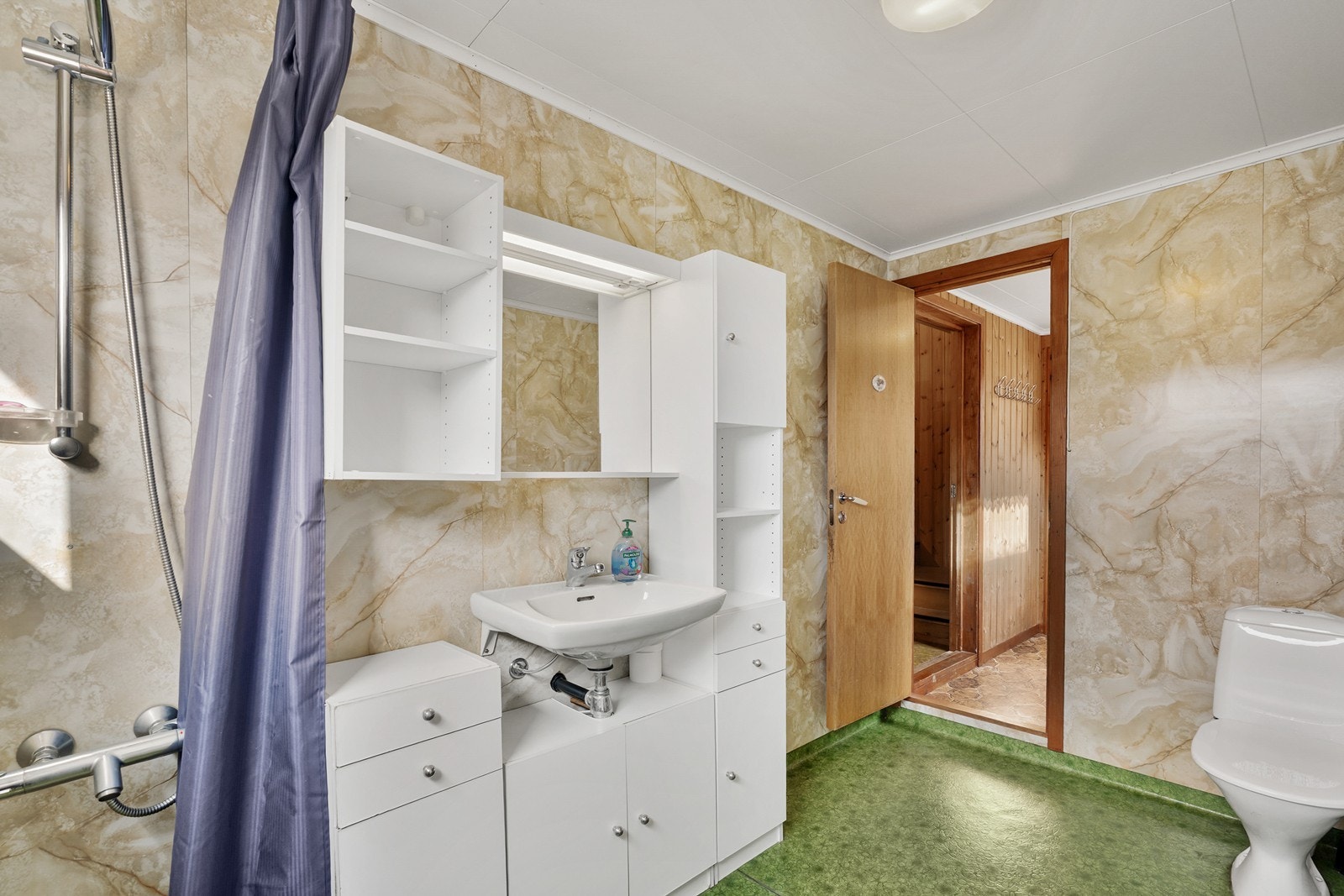 Romslig bad/vaskerom med tilkomst fra gang Galleribilde