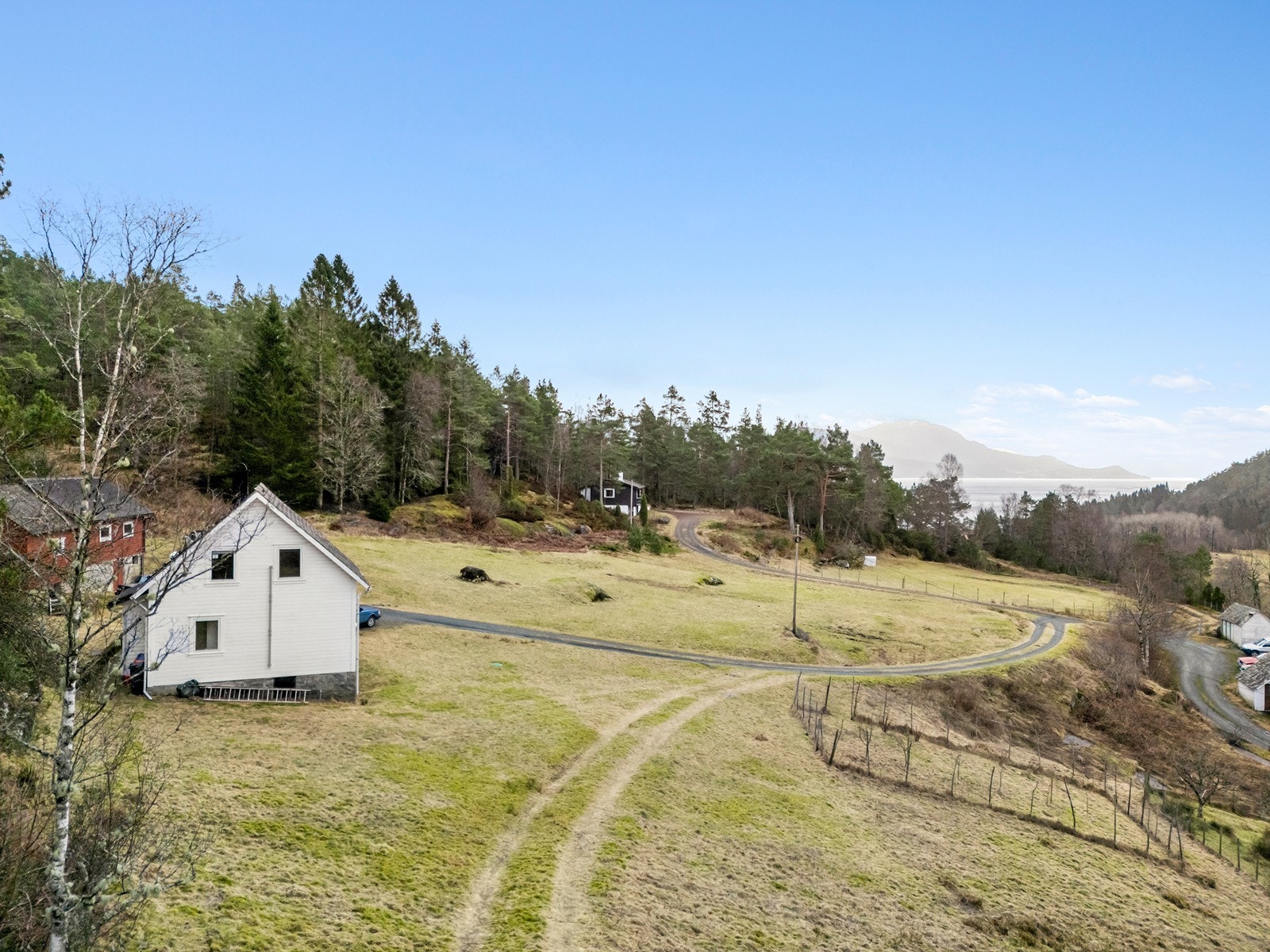 Eiendommen har et tomteareal på 13 963 m². Galleribilde