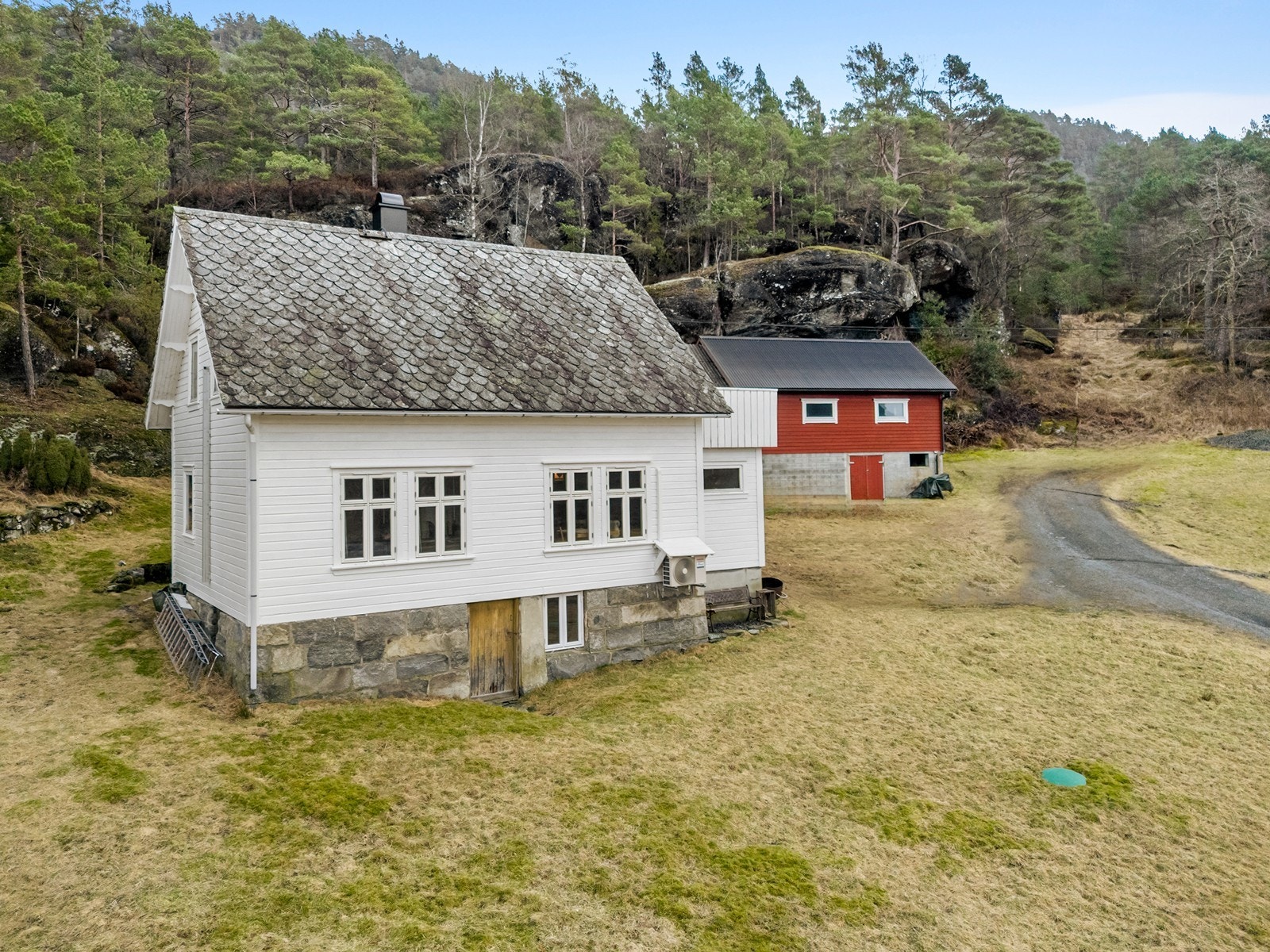 Eiendommen går over to plan i tillegg til krypkjeller på 30 m2 gulvareal (ikke målbart areal) Galleribilde