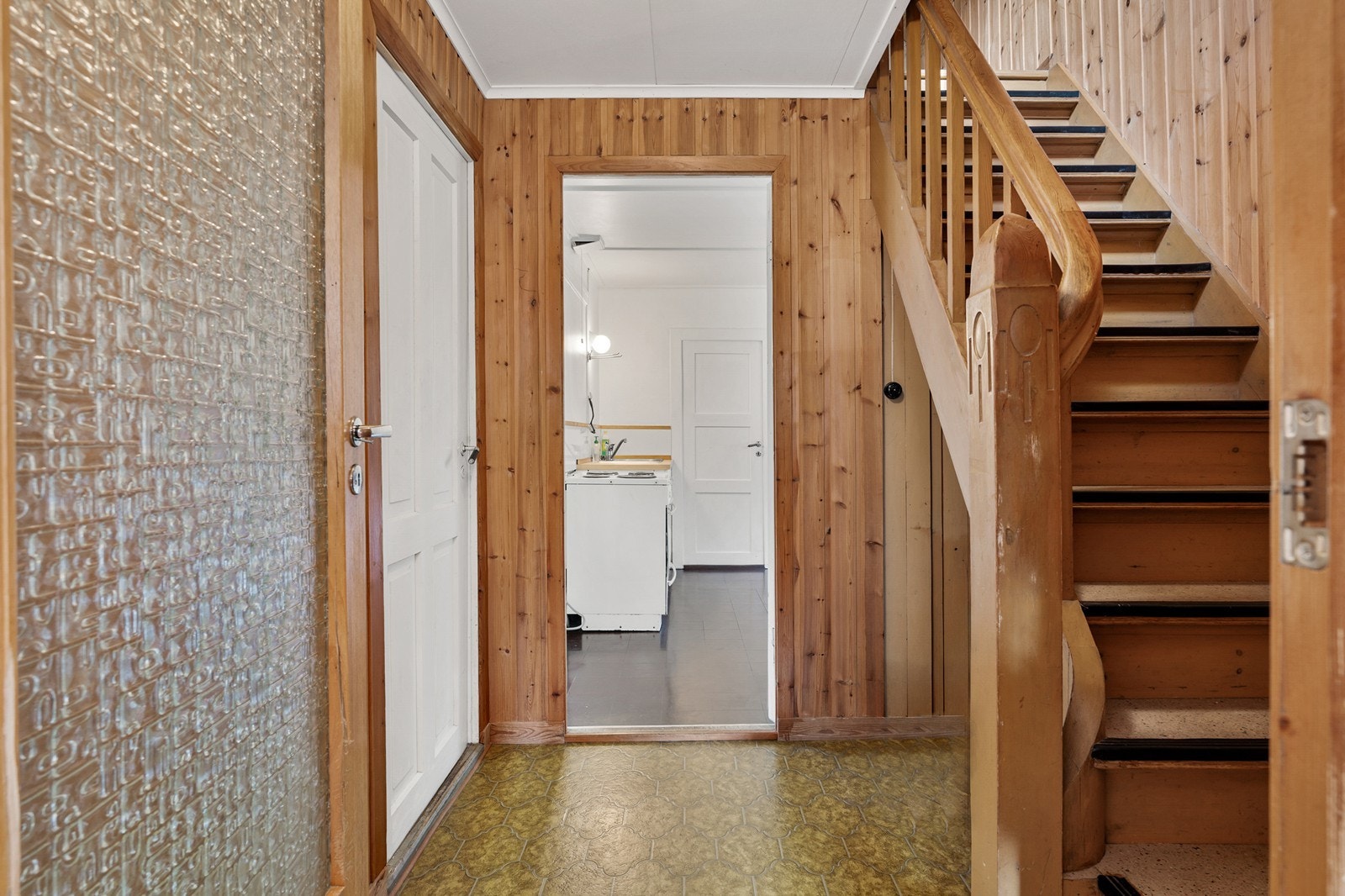 Gang m/trapp til loft Galleribilde