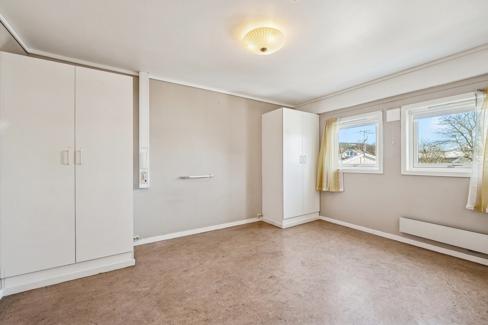 God plass til både oppbevaring og dobbeltseng på soverom. Galleribilde