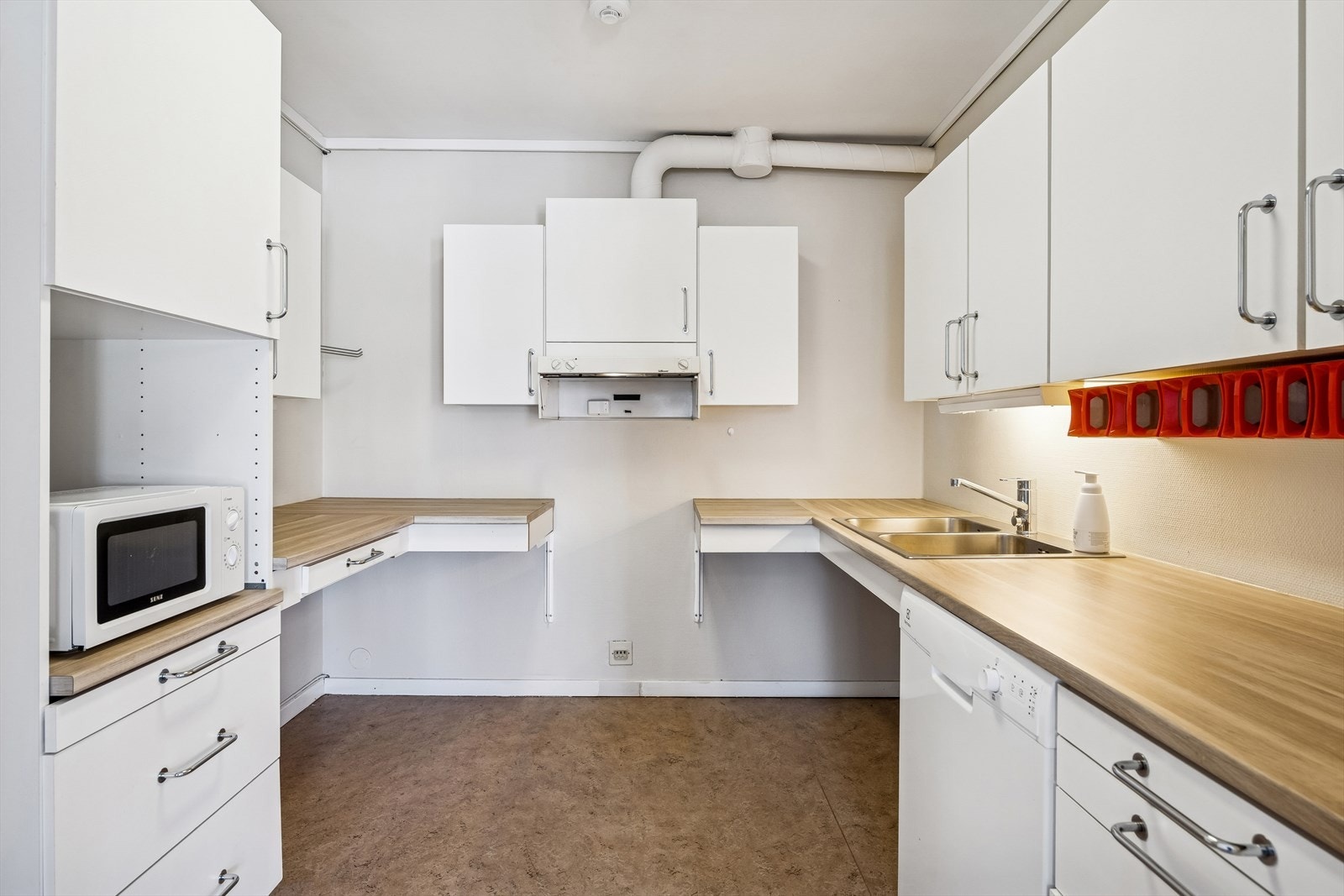 Kjøkken med lyse, glatte fronter. Galleribilde