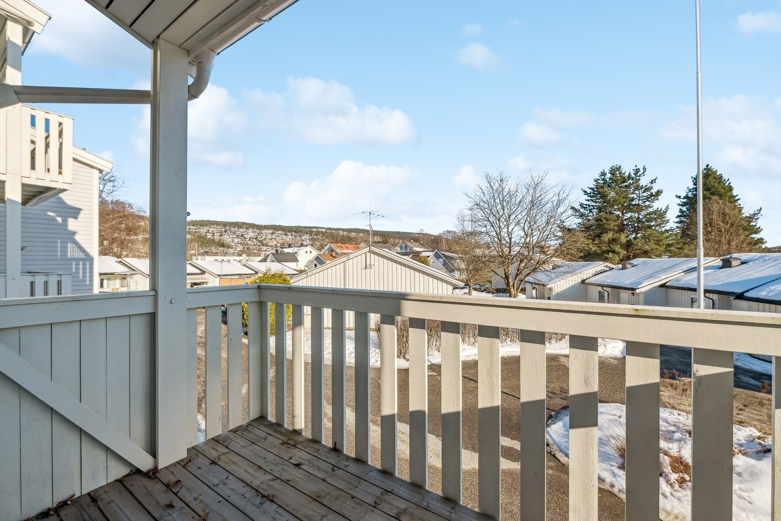 Koselig balkong med nytt rekkverk. Galleribilde