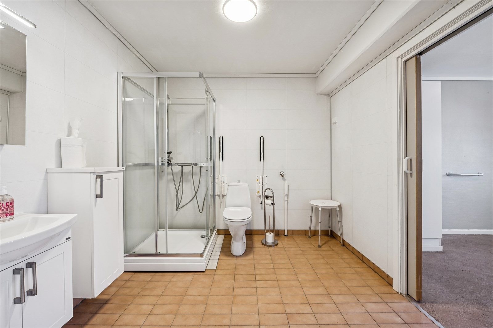 Fliser med gulvvarme på bad. Galleribilde