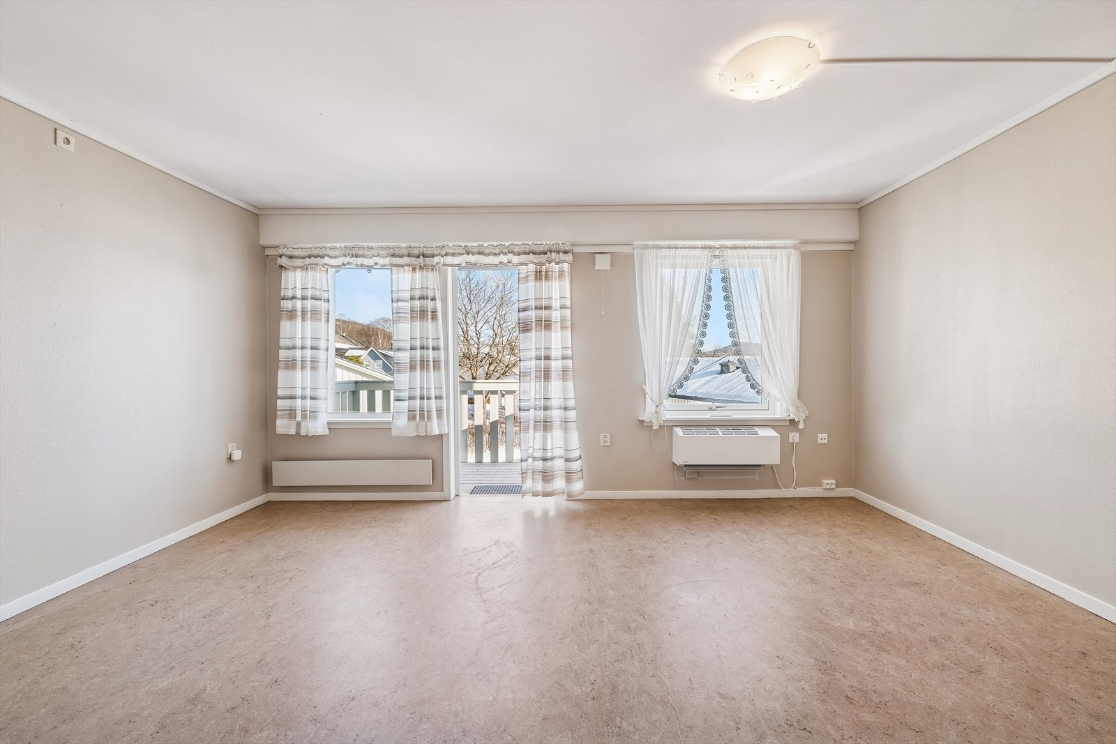 Stue med utgang til balkong. Galleribilde