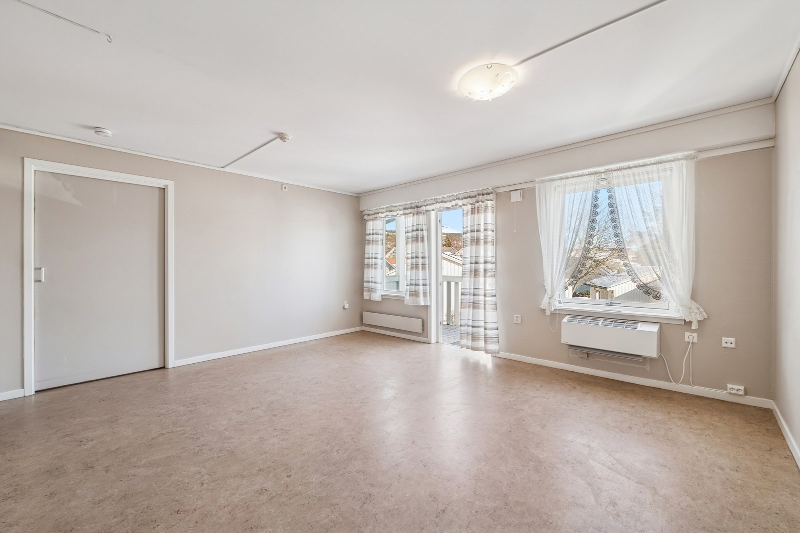 Store vindusflater som sørger for rikelig med naturlig lys inn i leiligheten. Galleribilde