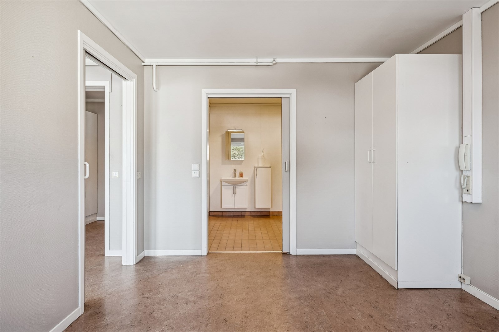 Inngang til bad rett fra soverommet. Galleribilde