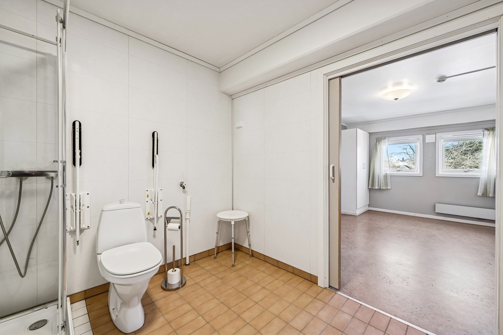 Våtromspanel på vegger. Galleribilde