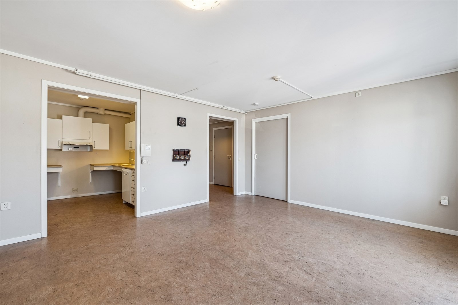 Det er en åpen løsning til kjøkken. Galleribilde