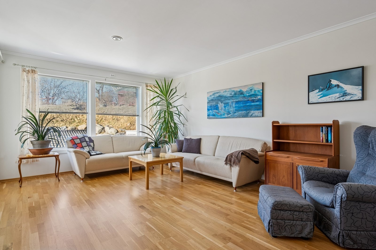 Stue med store vinduer som gir mye lys inn Galleribilde