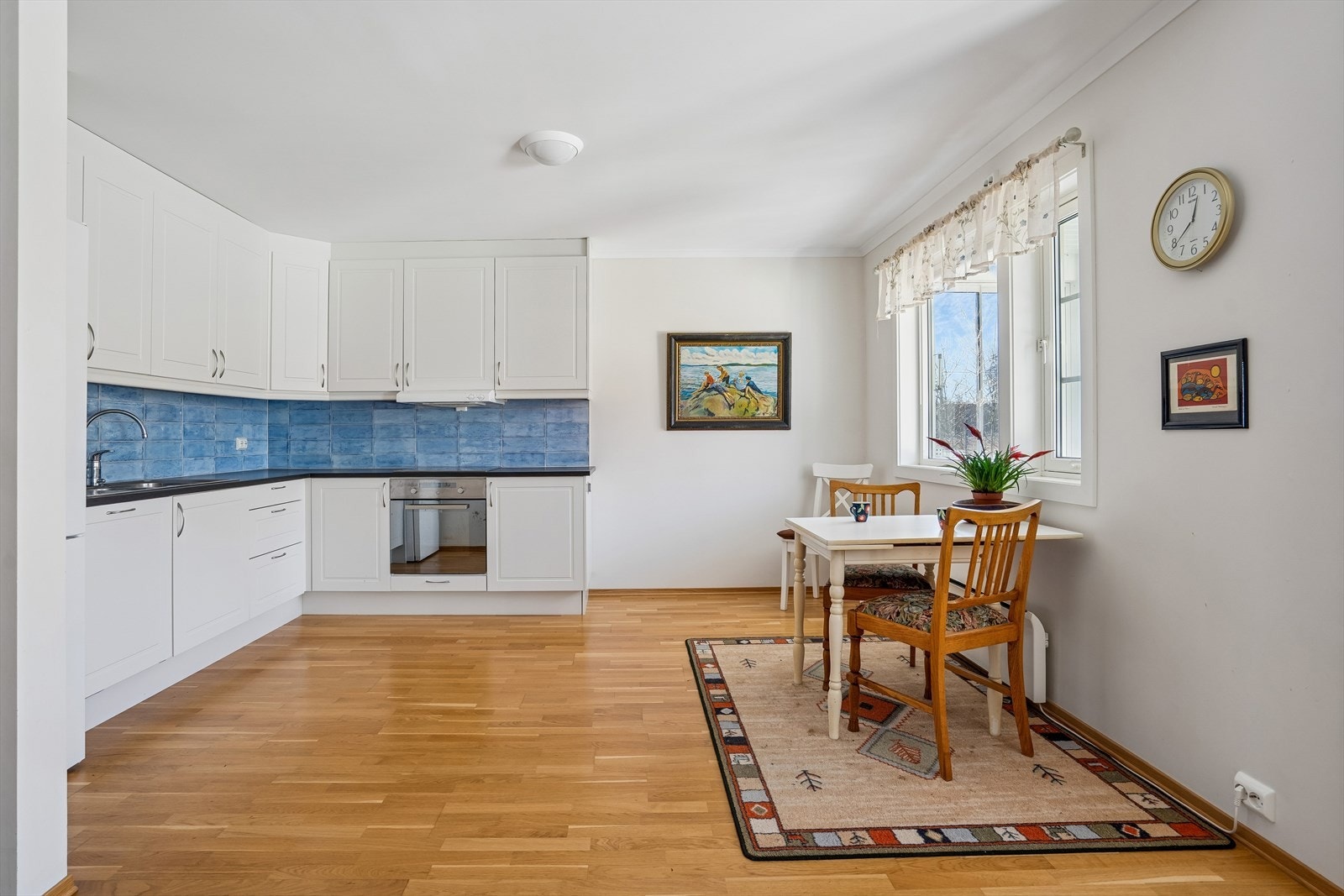 Åpen kjøkkenløsning med spiseplass Galleribilde