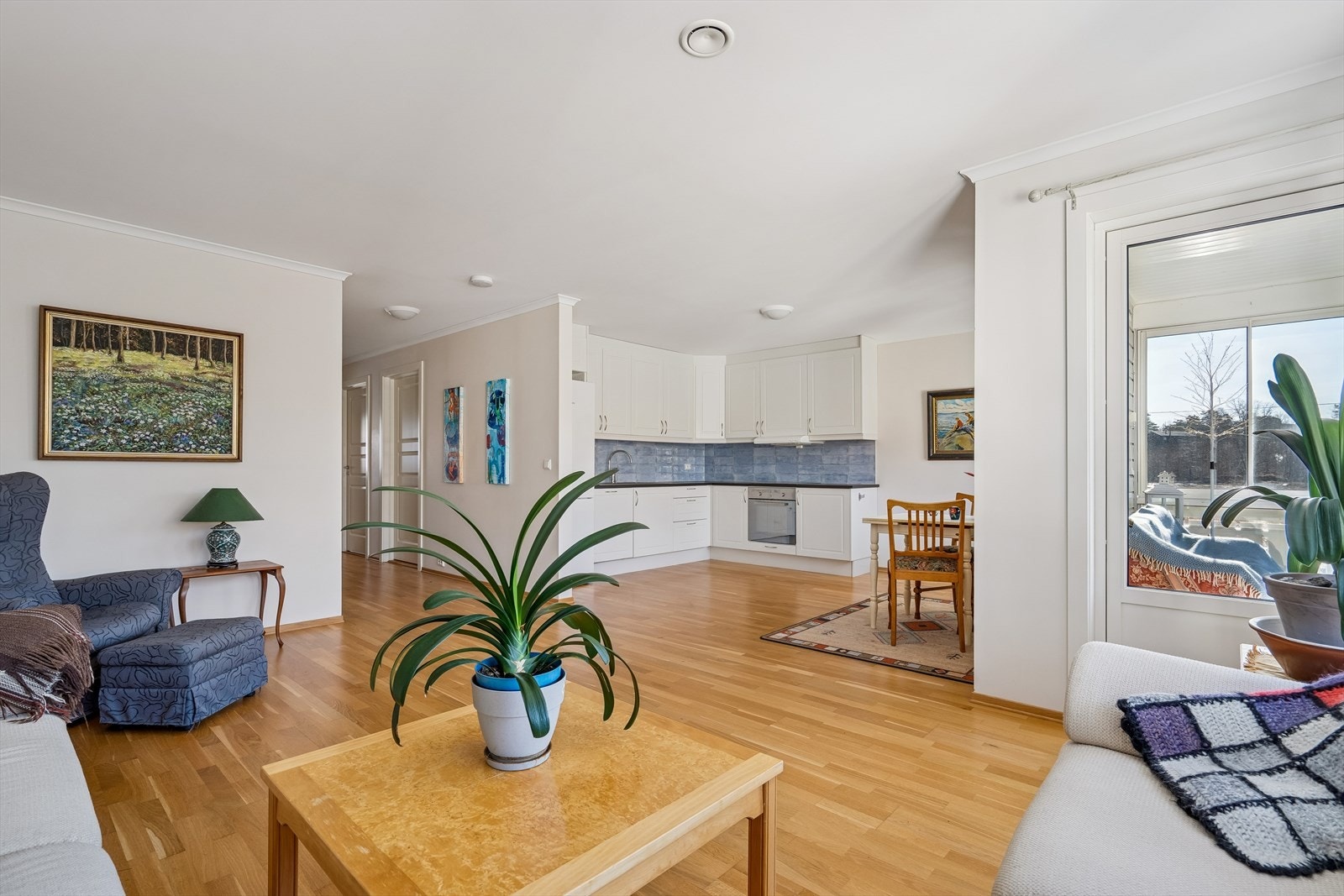 Fin stue av god størrelse med åpen kjøkkenløsning Galleribilde