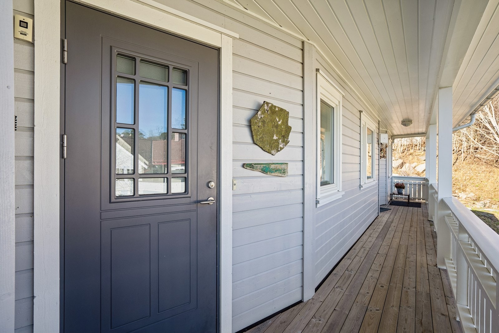 Leiligheten har et hyggelig inngangsparti Galleribilde