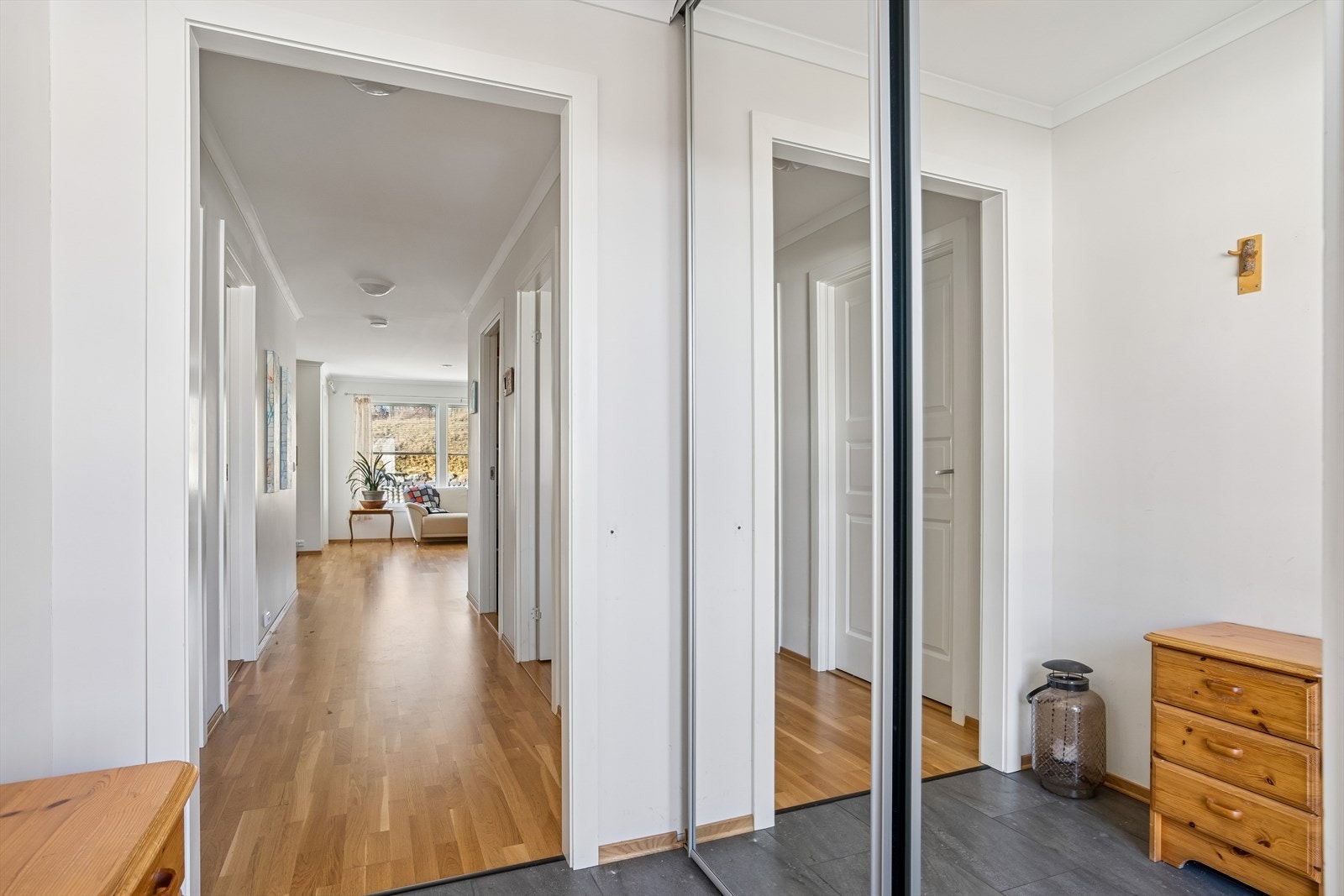 Velkommen inn. I entreen finnes det en fin skyvedørsgarderobe med speil Galleribilde